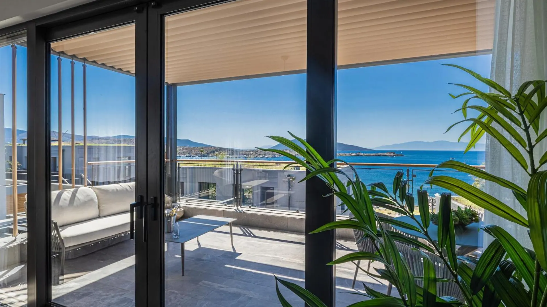 Apartman 1-Bedroom Seafront Flat With Hotel Amenities
