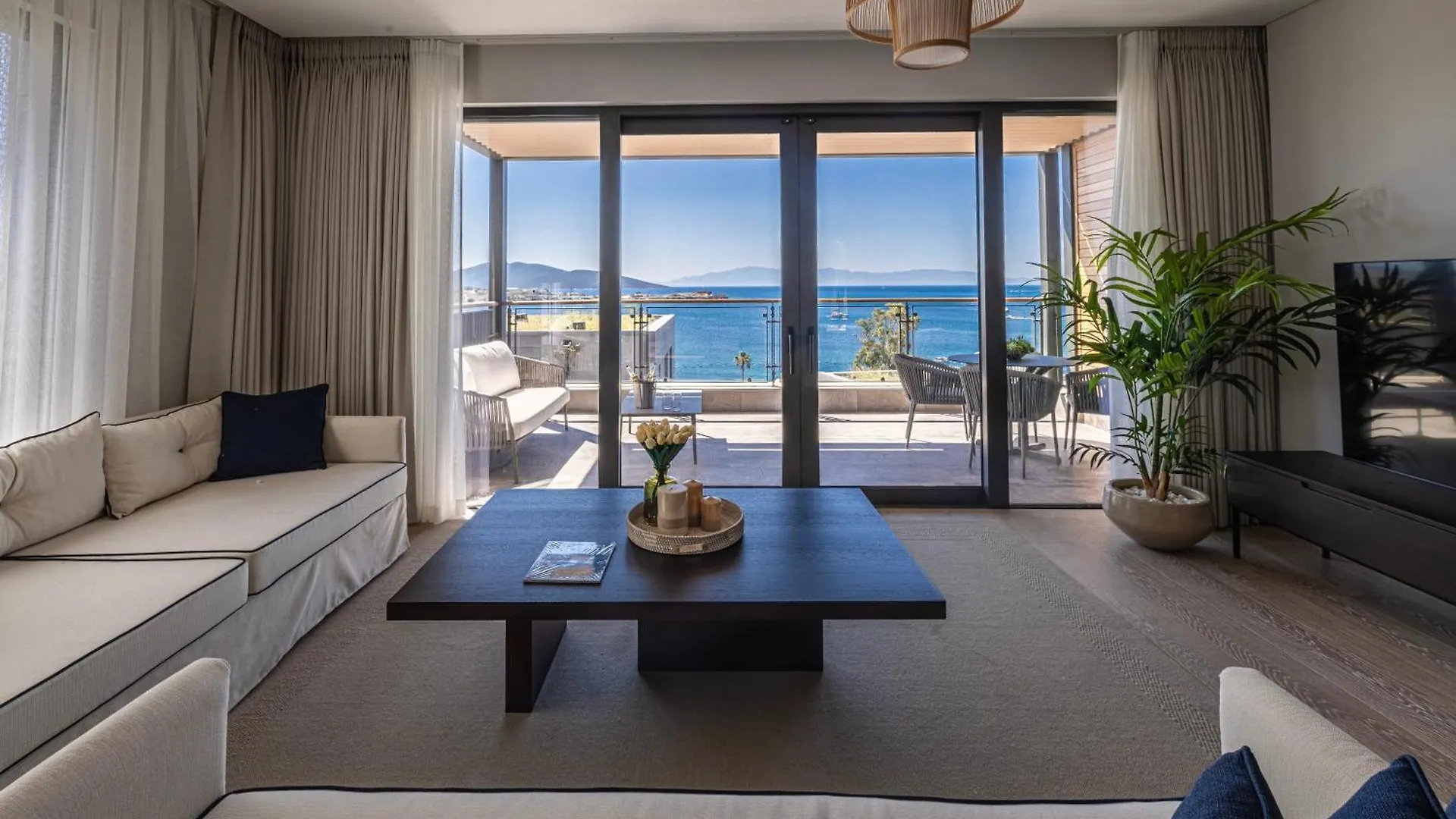 1-Bedroom Seafront Flat With Hotel Amenities