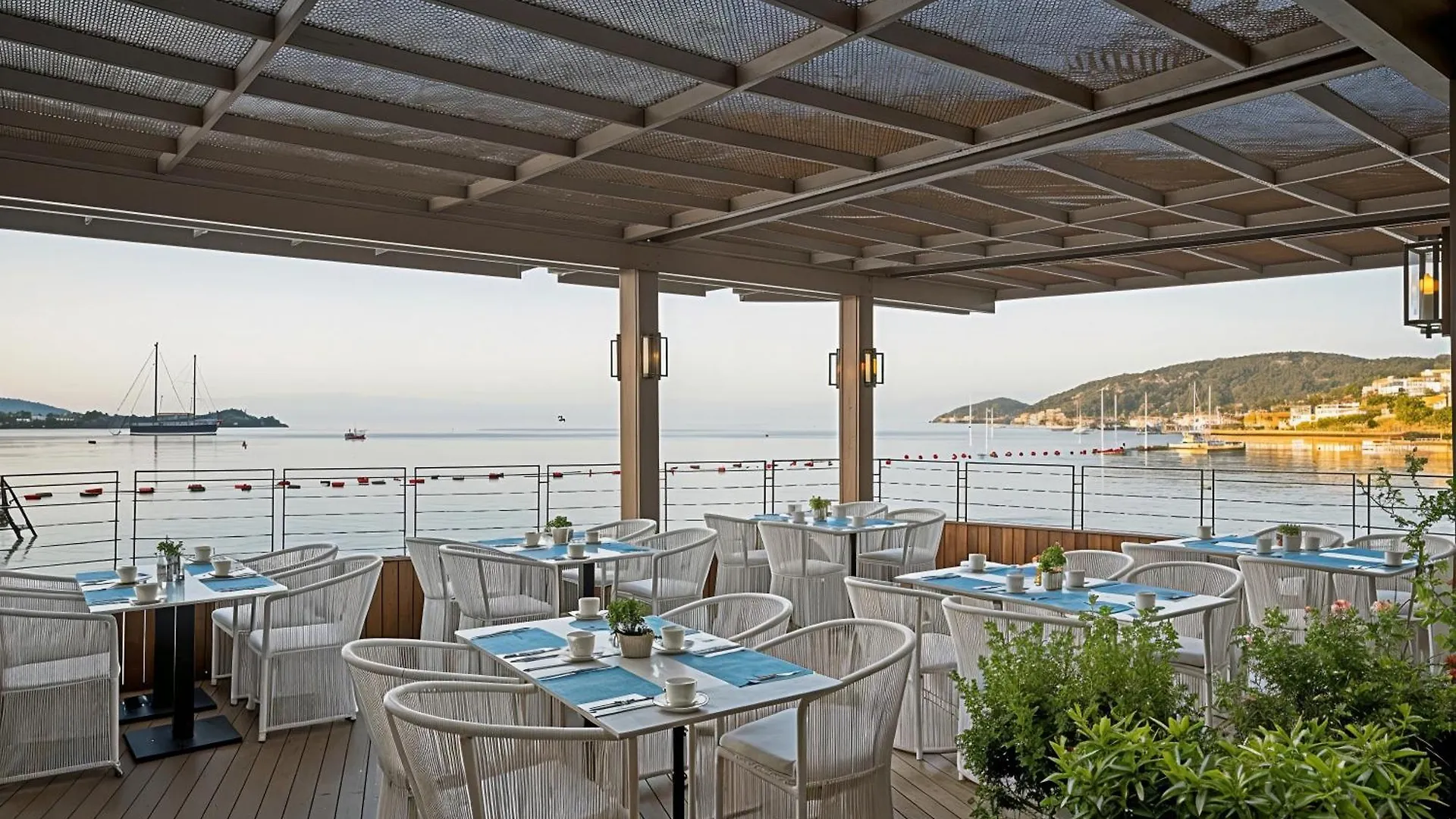 1-Bedroom Seafront Flat With Hotel Amenities
