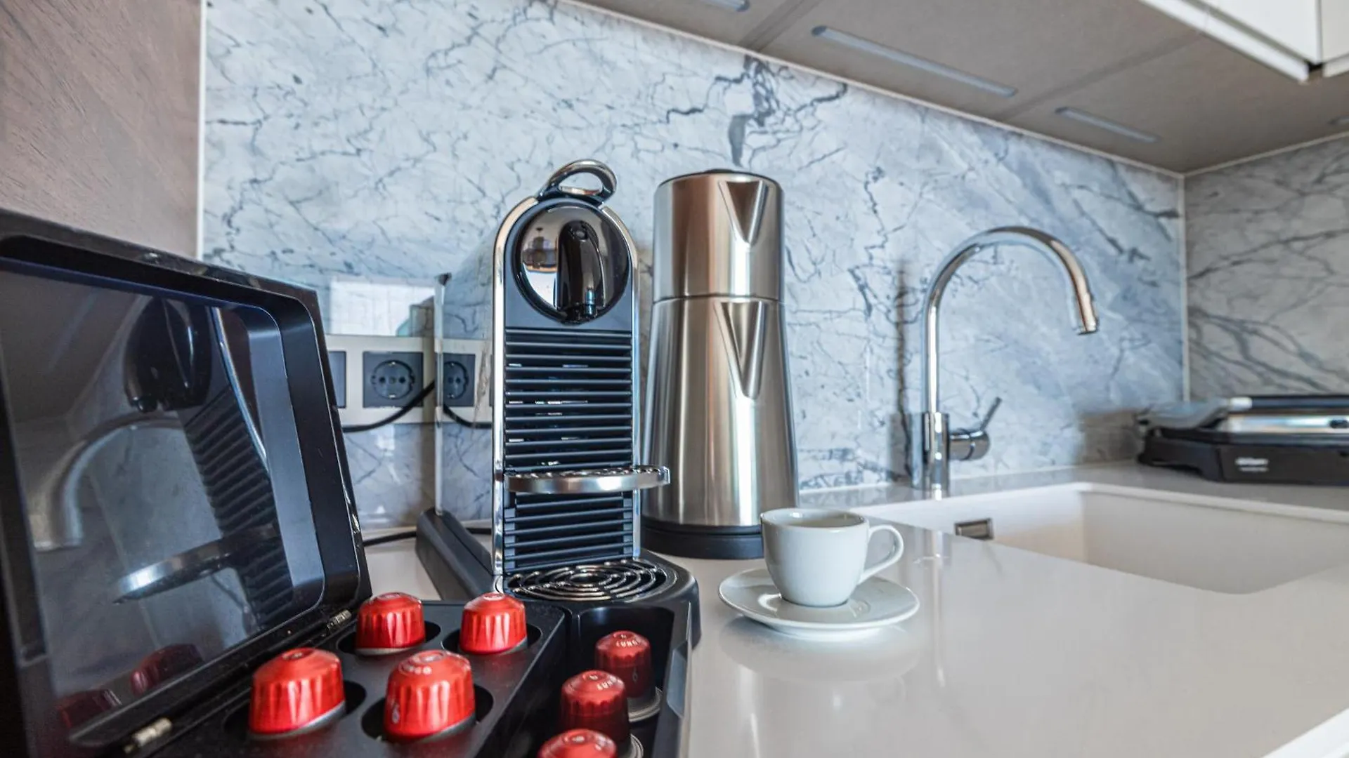Apartament 1-Bedroom Seafront Flat With Hotel Amenities