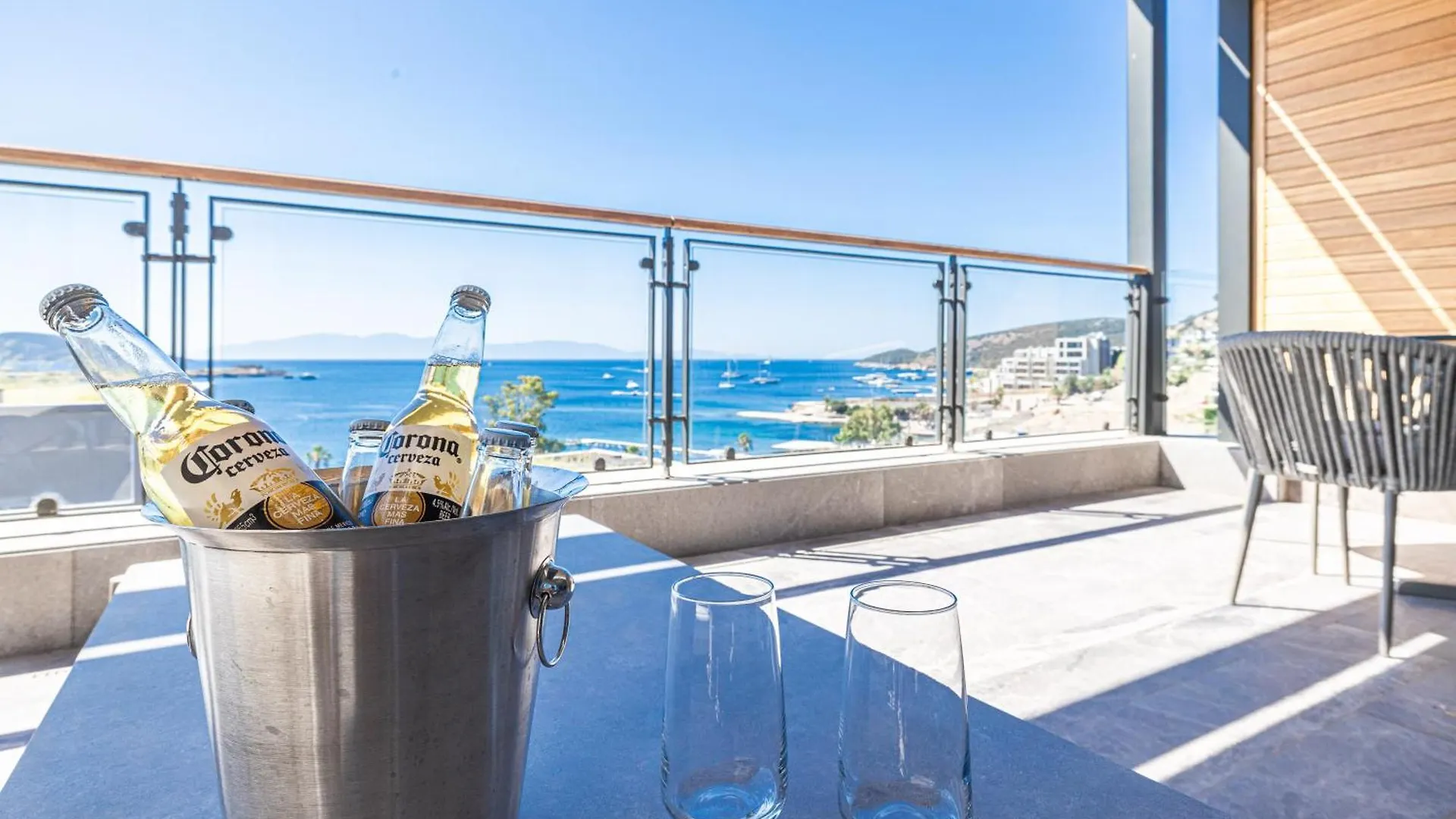 1-Bedroom Seafront Flat With Hotel Amenities