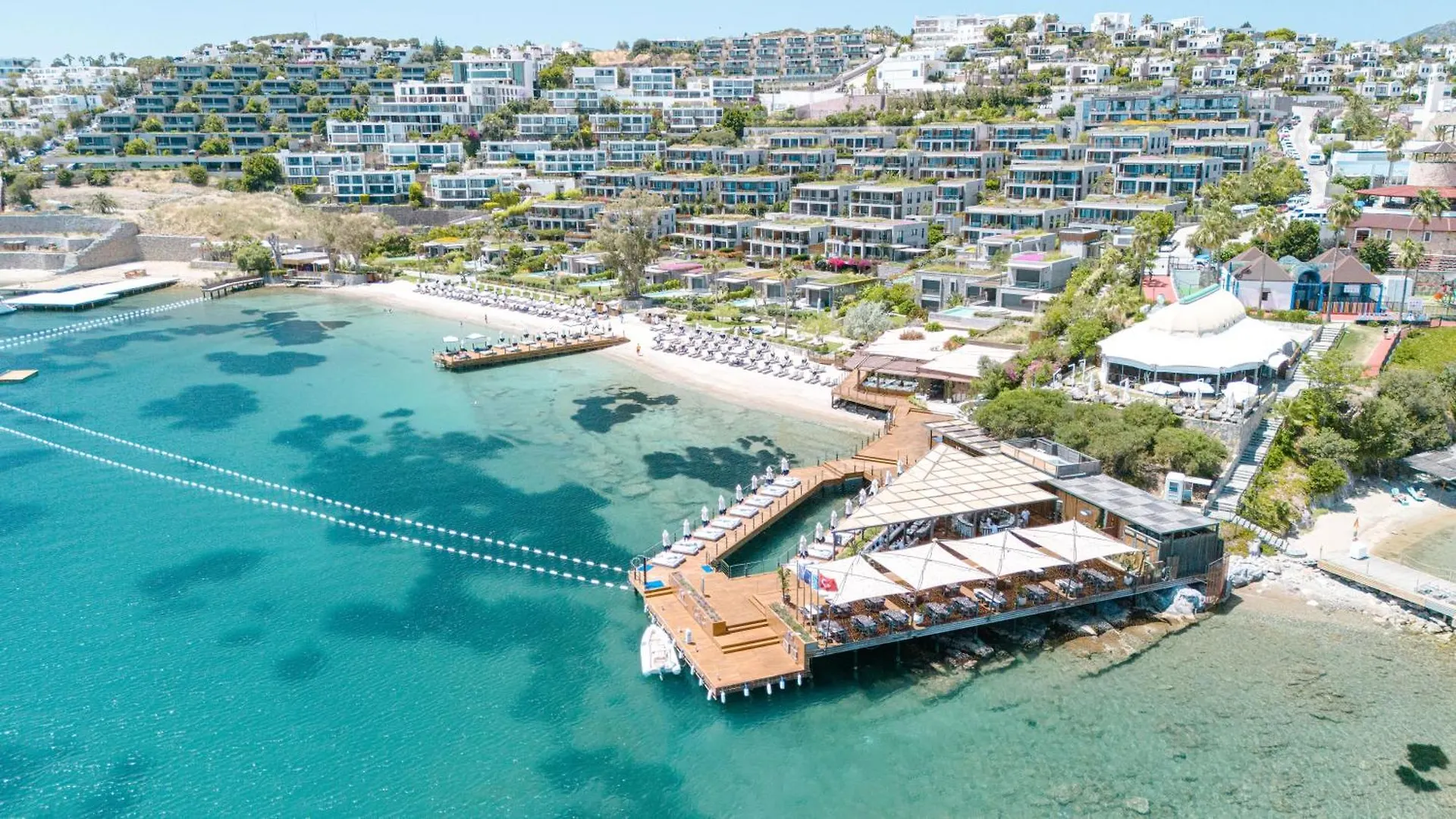 1-Bedroom Seafront Flat With Hotel Amenities